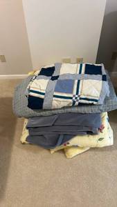lot 714 image: Mixed Bedding Bundle with Quilts and Linens