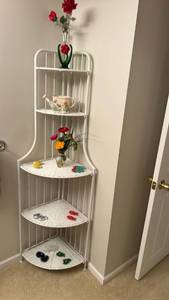 lot 718 image: White Wicker Corner Shelf Unit with 3 Tiers