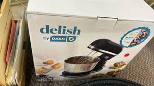 lot 747 image: Delish by Dash Hand Mixer