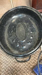 lot 749 image: Speckled Enamelware Roasting Pan with Lid