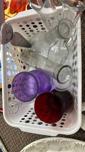 lot 759 image: Mixed Glassware Collection with Colored and Clear Glass Pieces