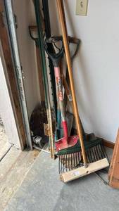 lot 783 image: Mixed Garden and Yard Tool Collection