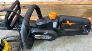 lot 790 image: Electric Chain Saw with Bar and Chain