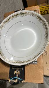 lot 824 image: Signature Collection Queen Anne China Dinnerware Set