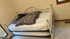 lot 826 image: White Metal Daybed with Trundle