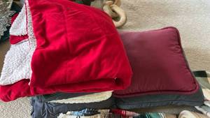 lot 848 image: Mixed Blanket and Pillow Bundle