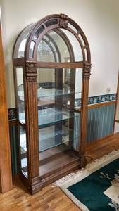 lot 855 image: Oak Arched Top Curio Cabinet with Glass Shelves