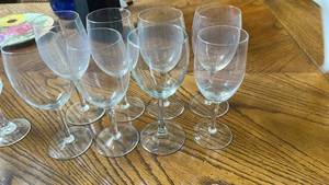 lot 860 image: Mixed Clear Glass Wine Glasses Set of 8