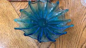 lot 874 image: Blue Art Glass Flower Bowl with Pointed Edges