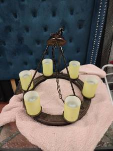 lot 59903 image: Tuscan-style chandelier with 6 Candle Style Lights