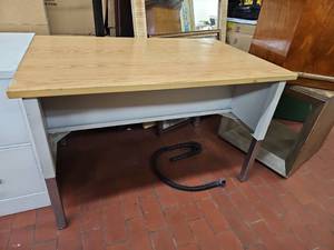 lot 59912 image: Pitney Bowes utility table