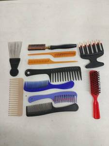 lot 60638 image: Lot of Hair Combs