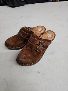 lot 60672 image: Born brown leather clogs - 6M
