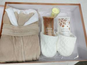 lot 60754 image: Daisy Fuentes Relaxing Gift Set