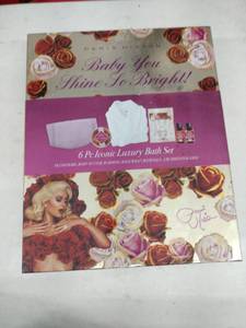 lot 60756 image: Paris Hilton 6 Piece Iconic Luxury Bath Set
