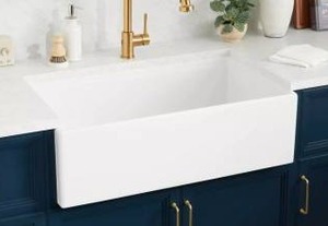 lot 15626 image: Signature Hardware 33x18x10 Fireclay Farmhouse Plain Single Bowl Sink, White- Retail $699