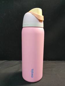 lot 4778 image: Owala FreeSip Insulated Water Bottle Pink - Retail $25