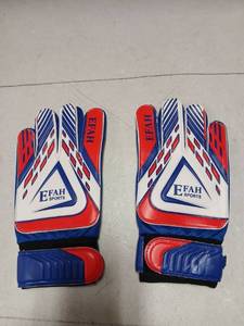 lot 27862 image: EFAH Sports Soccer Goalkeeper Gloves Size 5 - Retail $15