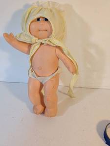 lot 8 image: Cabbage Patch Kids Baby Doll with Yellow Bonnet