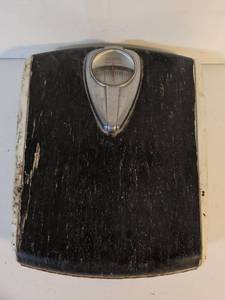 lot 9 image: Borg Scale Analog Bathroom Weight Scale