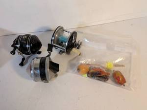 lot 21 image: Fishing Reel and Lure Collection Set