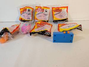 lot 23 image: Pizza Hut Top Secrets PlayStuff Toy Collection