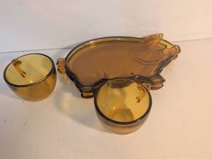 lot 46 image: Amber Glass Pig Shaped Snack Set with Cups