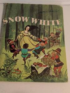 lot 62 image: Snow White Educational Reading Service Childrens Book 1970