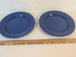 lot 72 image: Coleman 10 Inch Blue Speckled Enamelware Plates Set