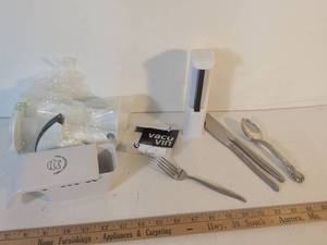 lot 73 image: Vacu Vin Pineapple Corer with Stainless Steel Flatware Set
