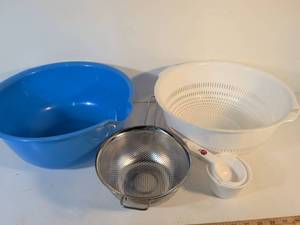 lot 88 image: Kitchen Strainer and Mixing Bowl Set with Measuring Cups
