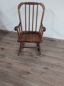 lot 102 image: Traditional Windsor Style Wooden Armchair