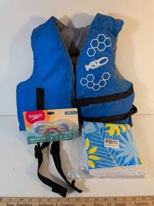 lot 117 image: Youth Swimming Bundle with Life Vest Speedo Goggles and Pool Float