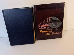 lot 123 image: High School Yearbook Set - Remembering the Past Pursuing the Future
