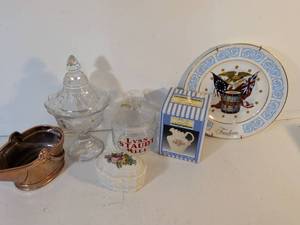 lot 139 image: Mixed Collectible Glassware and Pottery Lot