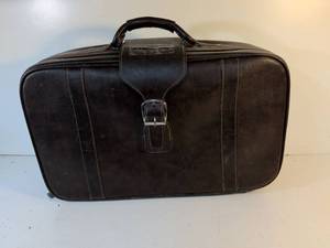lot 163 image: Royal Traveller Black Leather Suitcase with Interior Compartments