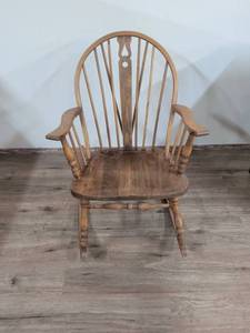 lot 194 image: Traditional Wooden Windsor Chair with Spindle Back
