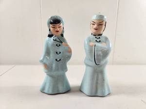 lot 112 image: Mid-Century Chinese Ceramic Figurines Set