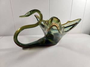 lot 124 image: Murano Style Art Glass Swan Bowl