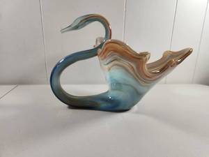 lot 126 image: Hand Blown Art Glass Swan Bowl
