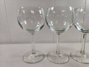 lot 204 image: Clear Glass Wine Glasses Set of Four
