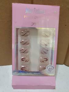 lot 63148 image: Fashion Press On Nails Set - Retail $5