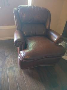 lot 906 image: Hancock and Moore Brown Leather Recliner.  Seat 23 x 23.  Located in Basement with Walkout.
