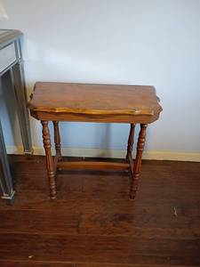 lot 925 image: Small Vintage Wooden Table.  22 x 24 x 12
