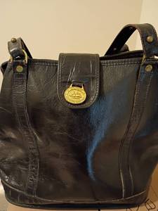 lot 943 image: Black Leather Brahmin Purse