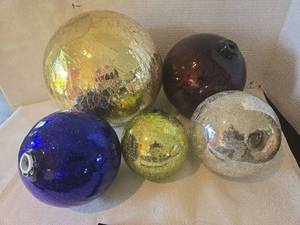 lot 1052 image: Decorative thick glass balls