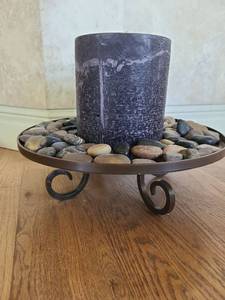 lot 1067 image: 3 wick candle with river rock on metal stand.