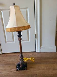 lot 1075 image: Table lamp, 32in tall