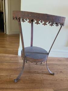 lot 1076 image: Metal table with lower shelf, 25x18