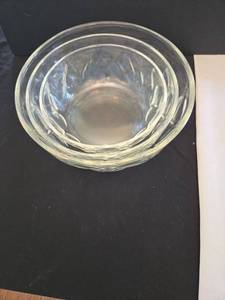 lot 1217 image: Glass mixingserving bowls